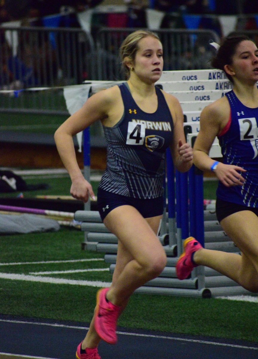 Sophomore Anna Czajkowski passes up another runner.