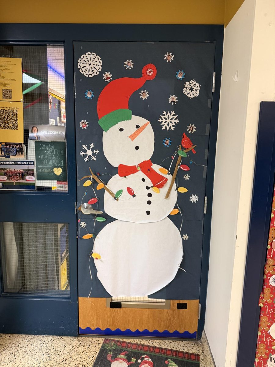 Room 113 had a snowman winter theme. The primary colors used were black and white with red and green accents. 