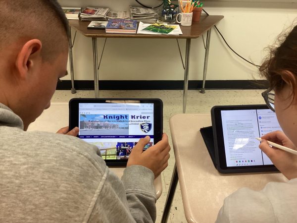 Norwin students use their iPads for a lesson.