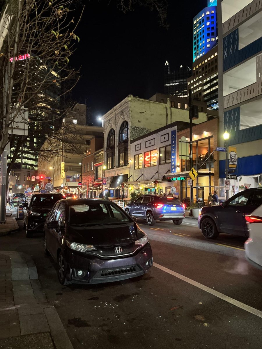 Students walked to the Christmas market after dinner.